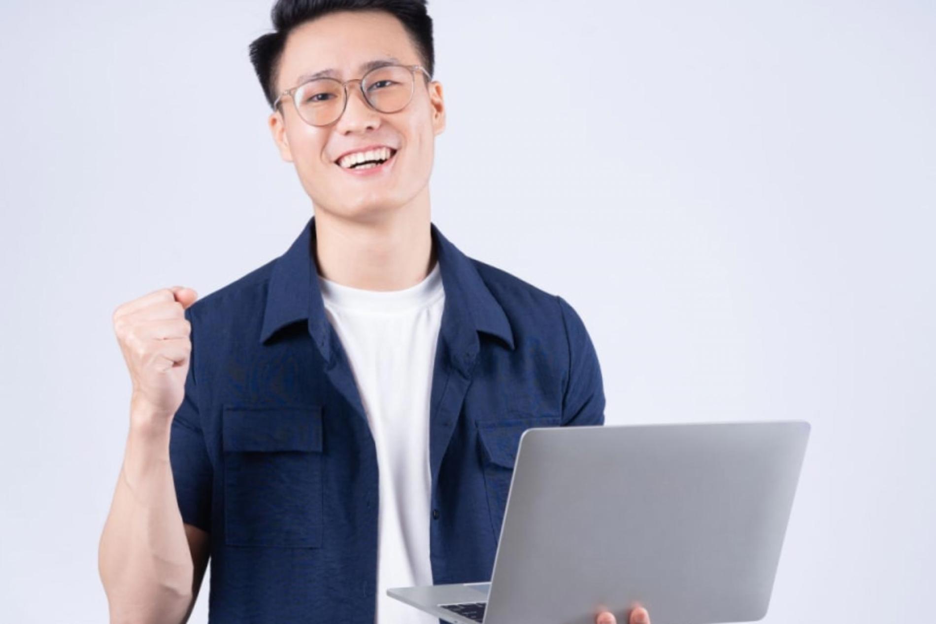 Teilnehmer bei der praktischen Arbeit an KI-Projekten