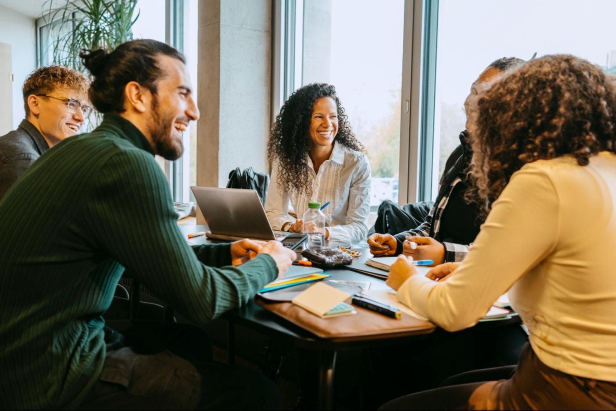 Unterstützende Lernumgebung für KI-Kurse mit Zugang zu Experten
